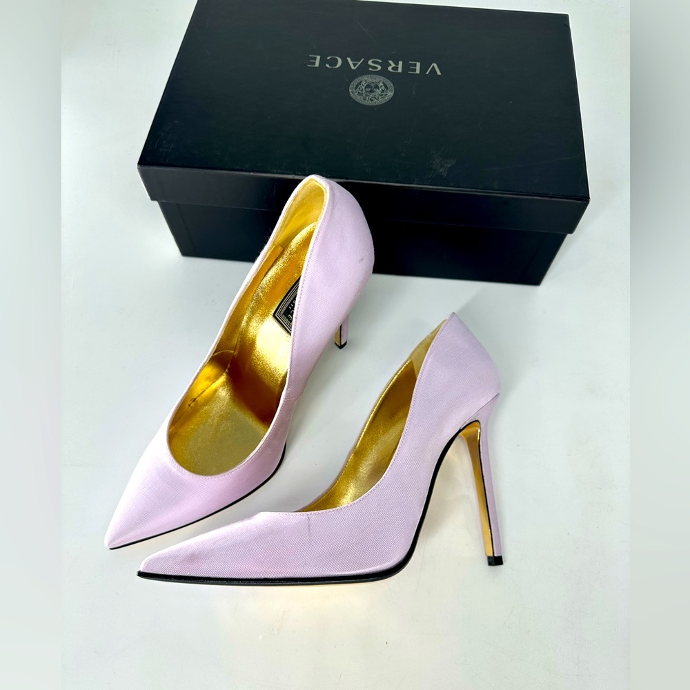 NIB Versace Medusa Rose Pink Satin Pointed Toe Pumps Heels Shoes Sz 37  1100$